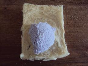 拿一片薄片土司铺底下，挖块冰淇淋在上面