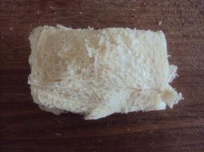 像包饺子一样，把边缘捏紧（可以借助蛋液或水）