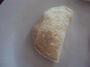 拿一个杯子、碗、蛋挞模、甚至厨房剪刀，总之一切可以土司切割成型的工具，切出一个半球状的吐司包冰淇淋