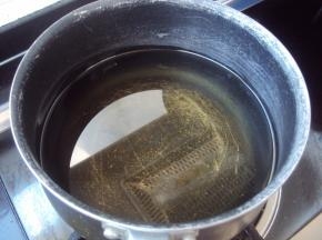 开始炸冰淇淋了，锅里放稍多的油