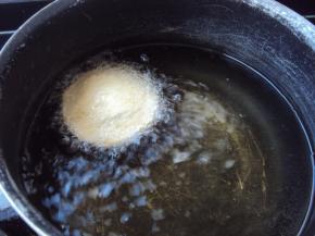 大火烧滚，放入吐司冰淇淋，快速炸至两面焦黄立即捞出