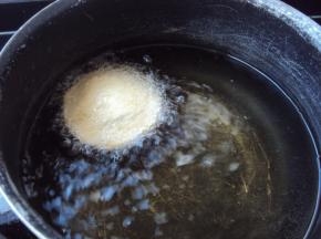 大火烧滚，放入吐司冰淇淋，快速炸至两面焦黄立即捞出