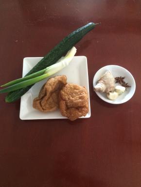 准备食材：面筋、黄瓜、葱、姜、蒜、大料