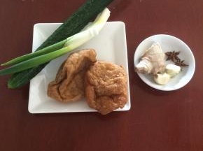 准备食材：面筋、黄瓜、葱、姜、蒜、大料