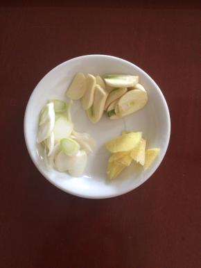 葱、姜、蒜切片