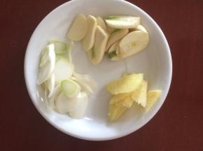 葱、姜、蒜切片