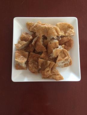 面筋改成小块，手撕或刀切都可以