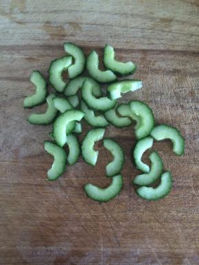 黄瓜去瓤切小段