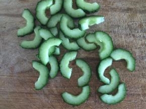 黄瓜去瓤切小段