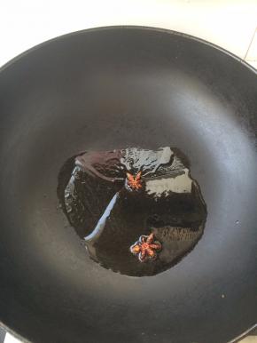 热锅凉油放入大料瓣，煸炒出香味