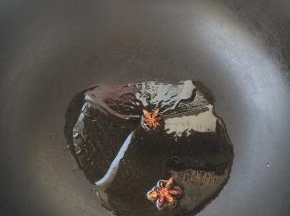 热锅凉油放入大料瓣，煸炒出香味