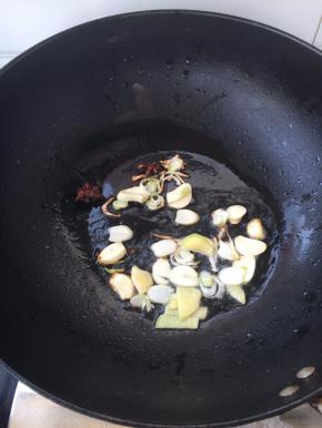 放入葱、姜、蒜煸香