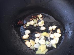 放入葱、姜、蒜煸香