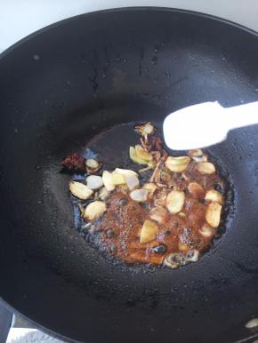 依次再放入白糖、精盐、料酒