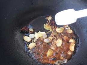 依次再放入白糖、精盐、料酒