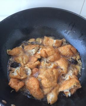 把面筋放入，“咕嘟”入味