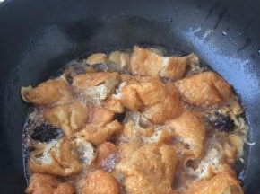 把面筋放入，“咕嘟”入味