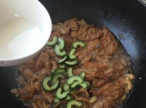 放入水淀粉勾芡