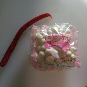 准备食材：白玉菇、广式腊肠一根