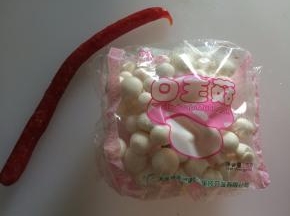 准备食材：白玉菇、广式腊肠一根