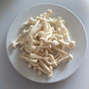 白玉菇剪去根部，摘洗干净
