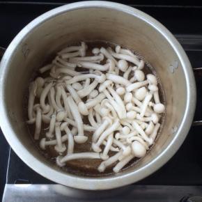 把白玉菇入沸水中焯烫