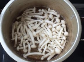 把白玉菇入沸水中焯烫