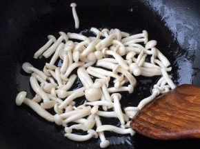 炒锅内放油，5分热即放入白玉菇翻炒