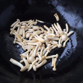 放入少许的六月鲜酱油提味