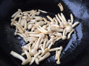 放入少许的六月鲜酱油提味