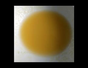 转化糖浆加入油搅拌均匀