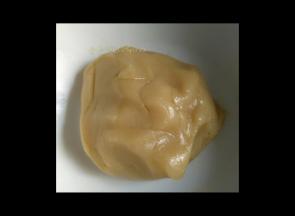 用刮刀拌匀，盖上保鲜膜松弛30分钟左右