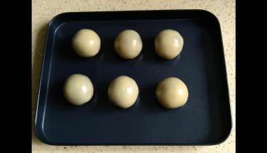 将皮压扁，放入馅，包好，搓圆