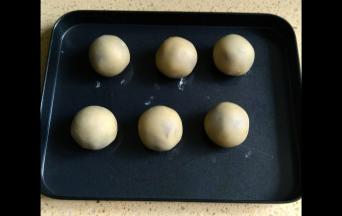 滚一层面粉，多余的粉拍掉