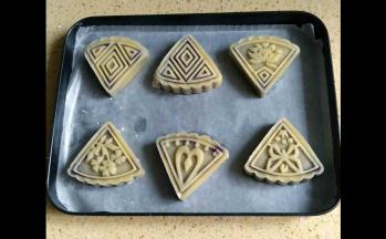 用月饼模具压好，放到烤盘上，放入预热好的烤箱，用180度烤5分钟左右取出