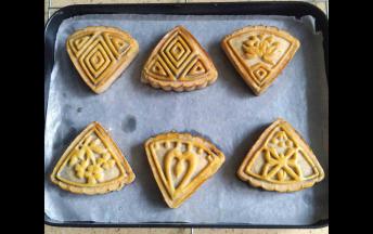 稍微放凉，薄薄的刷上一层蛋黄液