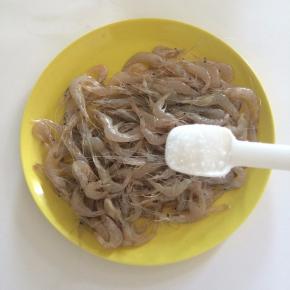 撒入精盐，掂均匀进行腌制