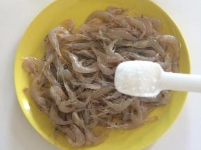 撒入精盐，掂均匀进行腌制