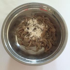 把腌出的一些水分倒掉，放入适量面粉