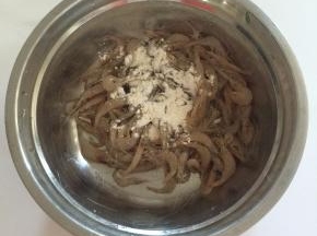 把腌出的一些水分倒掉，放入适量面粉