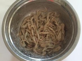 每一个河虾上都裹上面粉