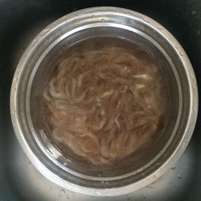 把河虾放水中洗干净