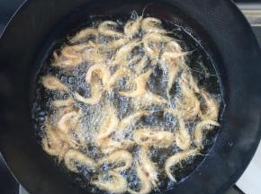 7成热时放入河虾炸制