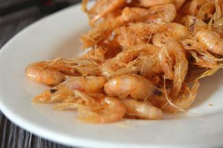 炸到河虾变色、酥脆即可捞出