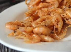 炸到河虾变色、酥脆即可捞出