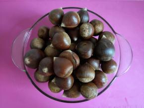 板栗洗干净沥干水。