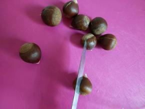 用刀在外壳划一刀，要把外壳划破。