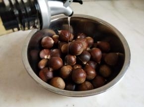 倒入玉米油。