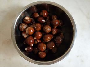 拌匀，让每个栗子都沾上玉米油。