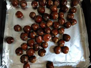 预热烤箱200度5分钟，将板栗放入铺有锡纸的烤盘，200度中层烤25分钟。